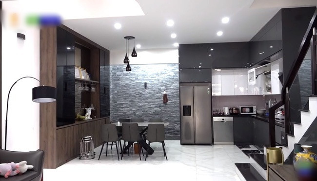 Nhà bếp đầy đủ tiện nghi, được lắp đèn vàng xen kẽ đèn trắng tạo không gian ấm cúng. Ảnh: Ngoisao