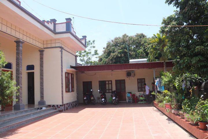 Ngôi nhà có khoảng sân trước rộng rãi, lát gạch đỏ. Ảnh: Dân Việt