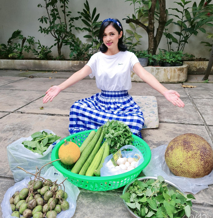 Sống tại TP HCM nhưng thỉnh thoảng "Người đẹp Tây Đô" Việt Trinh vẫn về Bình Dương để nghỉ ngơi. Tại đây, cô có một ngôi nhà vườn rộng tới 2.500m2.