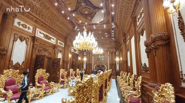 Phòng khách có diện tích rộng tương đương một căn chung cư với bàn ghế đa phần được sản xuất thủ công, đệm bọc da cao cấp, tay cầm dát vàng.