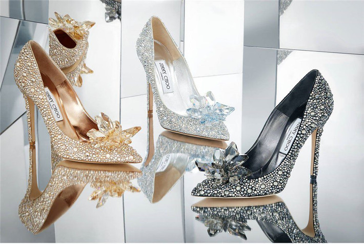 Đáng chú ý, đây đều là các sản phẩm đắt giá, đến từ các nhà mốt lớn như: Jimmy Choo, Versace....Nổi bật nhất là đôi cao gót Cinderella đến từ thương hiệu Jimmy có giá hơn 120 triệu đồng. Ảnh: Internet