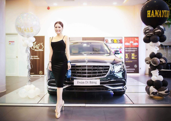 Vợ chồng ca sĩ Di Băng được nhiều người ngưỡng mộ về sự hạnh phúc và độ giàu có. Cặp đôi sở hữu căn biệt thự trị giá 400 tỷ ở quận 7, TP.HCM. Ảnh: FBNV