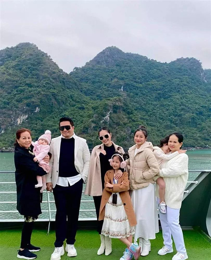 Mới đây, Di Băng còn tiết lộ gia đình đang có 5 người giúp việc thay vì 3 người như trước đây. Bởi thời gian qua, bọn trẻ con nhà cô nàng nghỉ học do dịch bệnh khiến 3 vú em cũ khá vất vả. Ảnh: Facebook