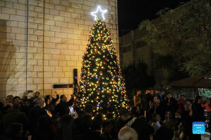Nhiều người tập trung đón lễ thắp sáng cây thông Noel ở một nhà thờ tại thành phố Gaza, Palestine ngày 18/12. Ảnh: Xinhuanews