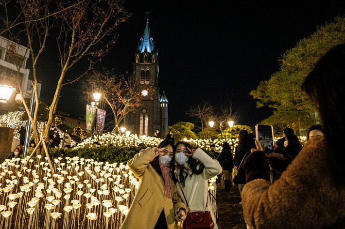 Thủ đô Seoul, Hàn Quốc rực rỡ ánh đèn lung linh khắp nơi, thu hút giới trẻ check in. Ảnh: AFP