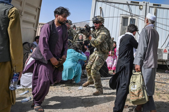 Giữa tháng 8, Mỹ rút các binh sĩ cuối cùng khỏi Afghanistan, lực lượng Taliban mau chóng chiếm phần lớn quốc gia này. Đám đông hoảng loạn tràn đến sân bay, tuyệt vọng rời khỏi đất nước trước khi Taliban hoàn tất việc tiếp quản.