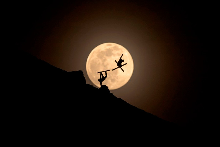 Hình ảnh tuyệt vời này trong cuộc thi ảnh thể thao mạo hiểm Red Bull Illume Image Quest được chụp ở độ cao 3.000 mét tại Pico Malacara, Tây Ban Nha. Vào ngày hôm đó, đội nhiệp ảnh đã cùng ngắm hoàng hôn hoành tráng và tập dượt rất nhiều lần cho "cú đá Mặt Trăng" này.