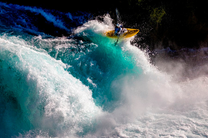 Một VĐV "cưỡi" trên thác Huka ở Taupō, New Zealand cho thấy con người thật nhỏ bé trước đại dương.