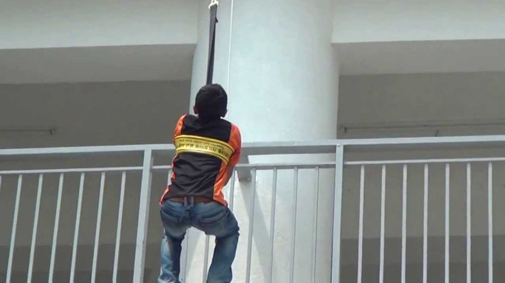 Dây thoát hiểm vận hành đơn giản nên phù hợp với cả người già, trẻ em, người bệnh...Ảnh: Youtube.