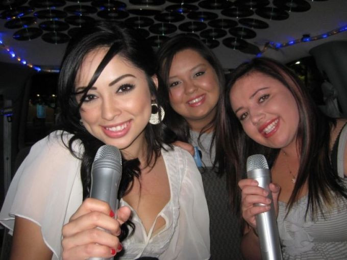 Để cạnh tranh với các đối thủ, một hãng taxi ở California (Mỹ) lắp một dàn karaoke trên xe cho khách giải trí. Nguồn ảnh: Brightside.