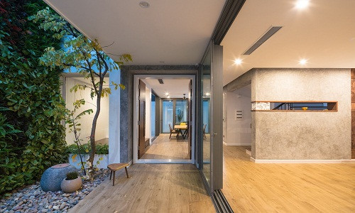 Nằm trong khu đô thị Ciputra Hà Nội, "Nhà Tằm" là một trong những dự án nhà ở được thiết kế bởi Landmak Architecture.