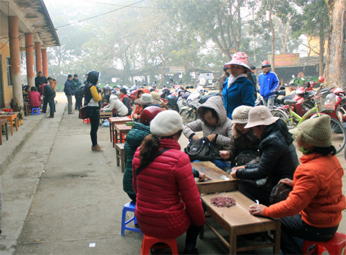 Tùy vào thời tiết mà phiên chợ đá quý diễn ra sớm hay muộn. Ảnh: Tiền phong.