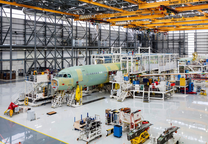 Có mặt tại một nhà máy lắp ráp máy bay của Airbus tại Mobile, Alabama (Mỹ), nhóm phóng viên của Nytimes có dịp ghi lại những hình ảnh hiếm thấy trong quá trình lắp ráp chiếc máy bay Airbus A321.