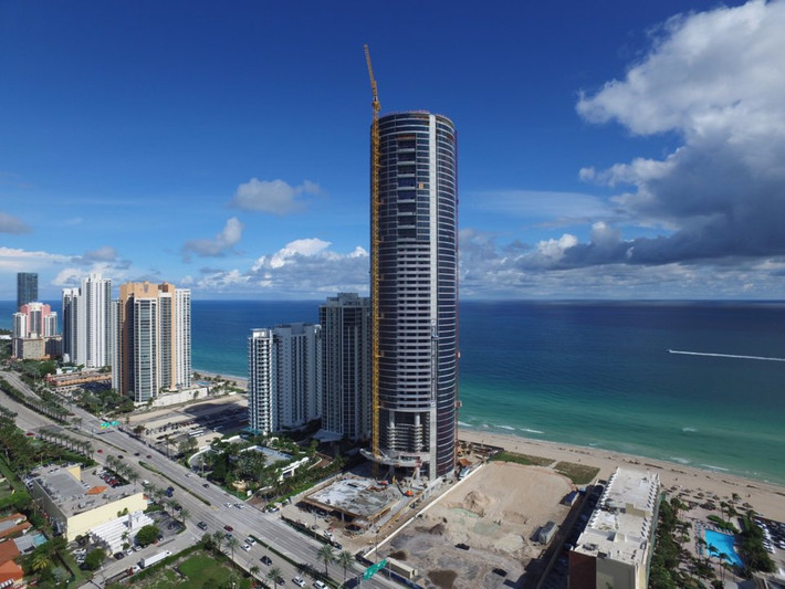 Tòa tháp Porsche Design Tower ở Miami, Mỹ là khu chung cư hạng sang có chiều cao 196m, gồm 60 tầng.