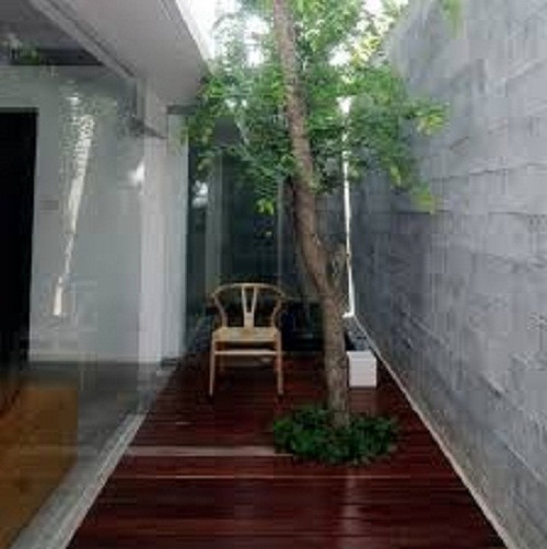 Không làm thoát nước sàn khi giếng trời không có mái che là lỗi thường gặp ở nhiều gia đình. Ảnh: Dakhaiminh.