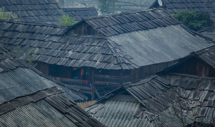 Nhà gỗ pơ mu được xem là nét đặc trưng của Làng Sáng từ bao đời nay. Ảnh: Aigo.