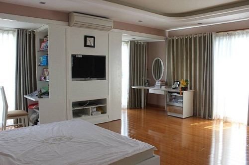 Phòng ngủ thiết kế mở với gam màu trắng chủ đạo.