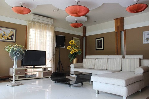 Không gian sinh hoạt chung gồm phòng khách, bếp, bàn ăn được bố trí ở tầng 1.
