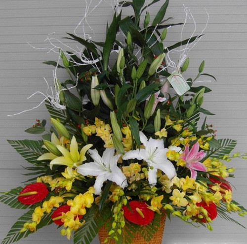 Lãng hoa hơn 3 triệu đồng với sự góp mặt của ly, lan...sang trọng. Ảnh: Zing.