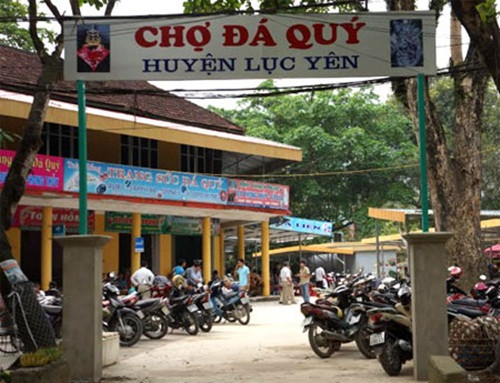 Bắt đầu hình thành từ thập kỷ 90, chợ đá quý Lục Yên trở thành một dấu ấn mỗi khi nhắc đến Yên Bái. Ảnh: Baoyenbai.