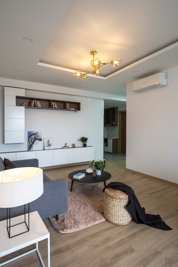 Căn hộ rộng 71m2 thuộc sở hữu của một gia đình 3 người (hai vợ chồng và con nhỏ) tại Long Biên, Hà Nội.