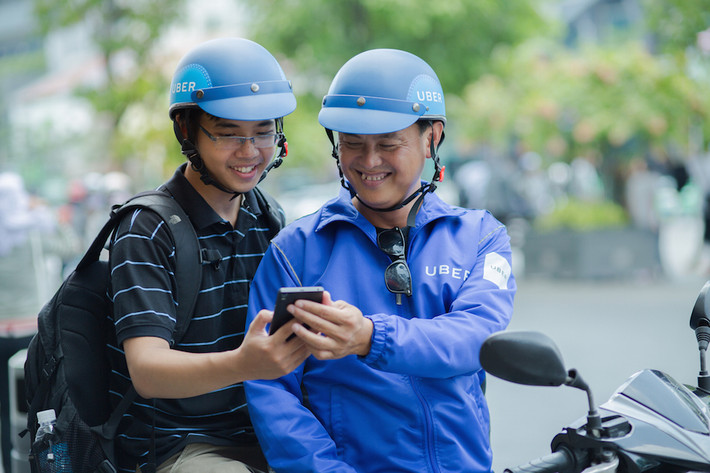 Nếu như ở nhiều nước, Uber đơn giản chỉ là kiếm thêm thu nhập thì tại Việt Nam, Uber nhanh chóng trở thành một nghề chính. Không ít người đã nghỉ việc để trở thành lái xe chuyên nghiệp cho Uber. Ảnh: Lao động.
