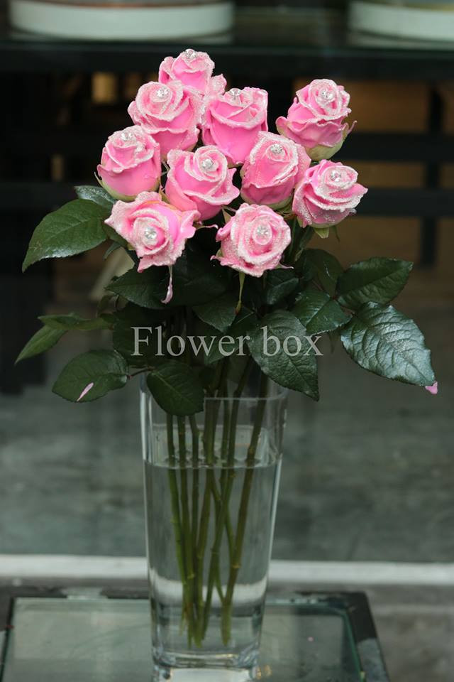Có tên là hoa hồng kim cương do Viên pha lê sáng và lấp lánh như kim cương. Ảnh: Flower box.