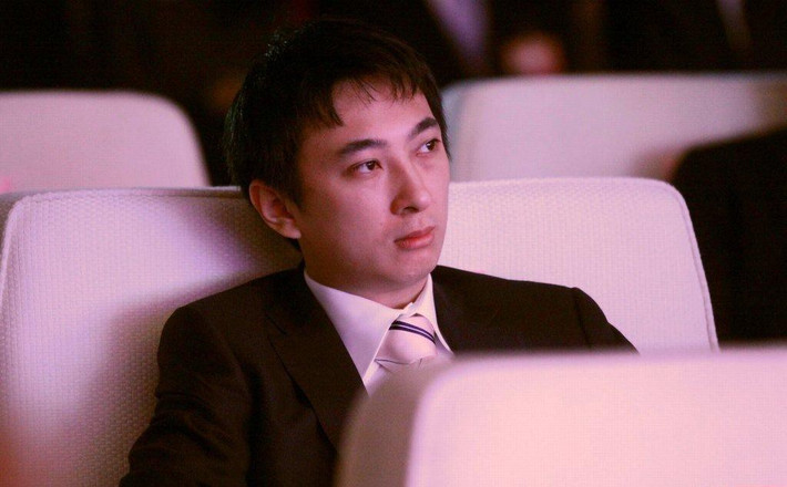Con một của đại gia giàu nhất Trung Quốc Wang Jianlin - Wang Sicong - đã dành tặng cho mỗi thành viên T-ara một chiếc xế hộp hạng sang. Ảnh: TVReports.