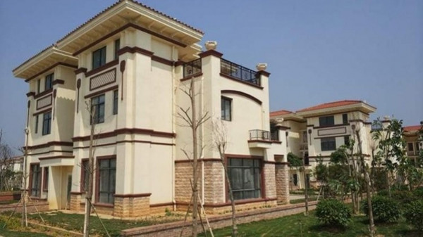 5 năm trước, ông Chen Sheng đầu tư 200 triệu NDT (khoảng 727 tỷ đồng) để xây hàng trăm căn biệt thự sang trọng này tặng cho người dân trong làng. Ảnh: Oeeee.