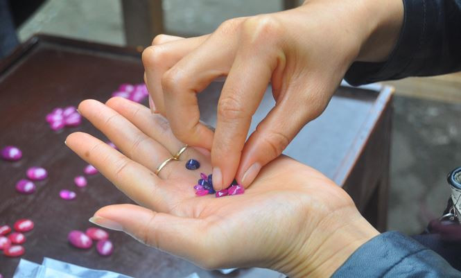 Bên cạnh người kinh doanh đá quý, không ít khách nghe tiếng chợ đá quý Yên Bái mà đến để xem và mua cho mình sản phẩm làm kỷ niệm. Ảnh: Tiền phong.