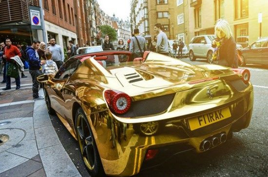 Fazza còn sở hữu cả bộ sưu tập xe hơi dát vàng. Ảnh: Instagram.