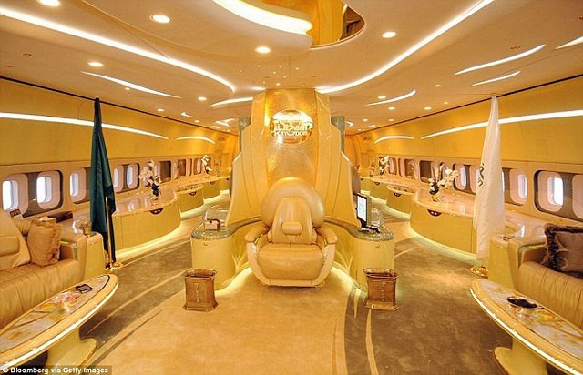 Al-Waleed có vài chiếc phi cơ riêng, trong đó có Boeing 747 với nội thất của khách sạn 5 sao. Ảnh: DM.