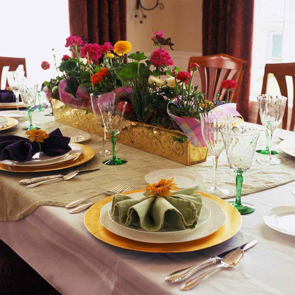 Màu sắc hoa rực rỡ cho không gian bữa ăn vui tươi và ngon miệng. Ảnh: Designs.