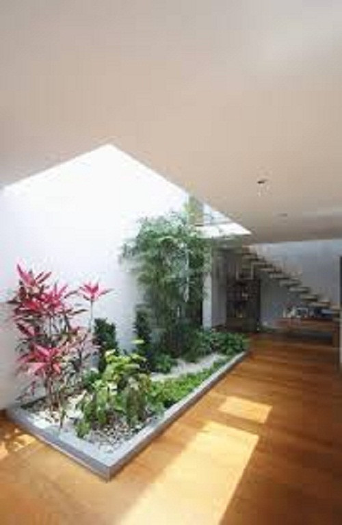 Mái che giếng trời quá mỏng là nguyên nhân khiến nắng gắt làm hư hỏng sàn gỗ, đồ đạc trong nhà. Ảnh: Vietnamnet.