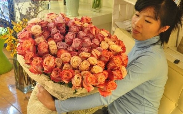 Năm 2016, một đại gia Việt bạo tay chi gần 60 triệu đồng đặt mua bó hoa để tặng bạn gái nhân ngày 8/3. Ảnh: Vietnamnet.