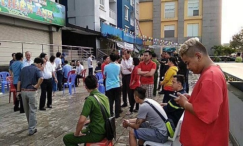 Đến sáng nay 23/3, các đơn vị nghiệp vụ Công an TP HCM, Cảnh sát PCCC TP HCM vẫn đang phong tỏa hiện trường vụ cháy chung cư Carina Plaza ở số 1648 Võ Văn Kiệt, quận 8, TP HCM.