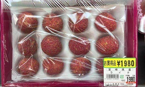 Có thời điểm, 1 khay (12 quả) vải thiều Lục Ngạn được bán trong siêu thị tại Nhật Bản với giá 1.980 yên, tương đương khoảng 400.000 đồng. Ảnh: Facebook.
