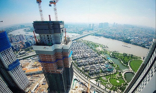 Được khởi công từ cuối năm 2016, The Landmark 81 có vốn đầu tư 1,4 tỷ USD gồm có khách sạn, nhà hàng, căn hộ cao cấp, đài quan sát 360 độ, sân trượt băng trong nhà, quán bar, trung tâm thương mại, văn phòng...Ảnh: Youtube.