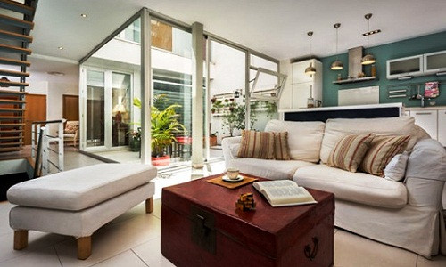 Là một trong những thiết kế của dự án kiến trúc U + G, ngôi nhà thuộc sở hữu của một cặp vợ chồng trẻ ở Sevilla, Tây Ban Nha.