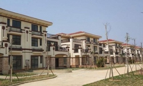 258 căn biệt thự sang trọng này thuộc ngôi làng Guanhu (tỉnh Quảng Đông, Trung Quốc). Chúng được đầu tư xây dựng bởi triệu phú Chen Sheng (người sáng lập Công ty nước giải khát Tiandi No.1 Beverage Inc.). Ảnh: SCMP.