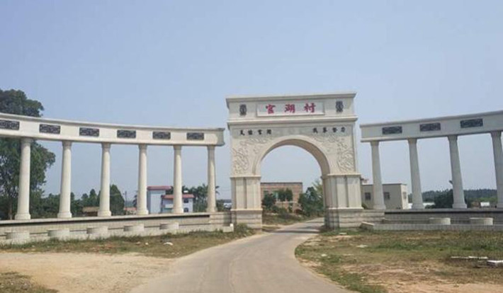 Tuy nhiên, khi khu biệt thự hoàn thành thì lại rơi vào cảnh bỏ hoang do người dân còn mải tranh cãi xem ai được quyền sở hữu 1 hoặc 2 căn. Ảnh: Theworldnews.