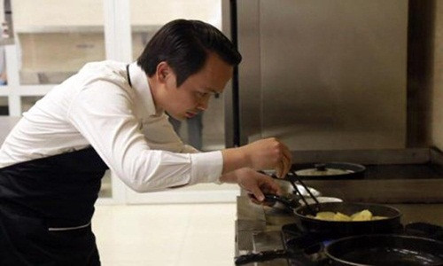 Dịp 8/3 năm ngoái, ông Trịnh Văn Quyết - Chủ tịch tập đoàn FLC khiến nhiều người bất ngờ khi đeo tạp dề vào bếp nấu ăn cho các đồng nghiệp nữ trong ban lãnh đạo tập đoàn. Ảnh: FB Trinh Văn Quyet.
