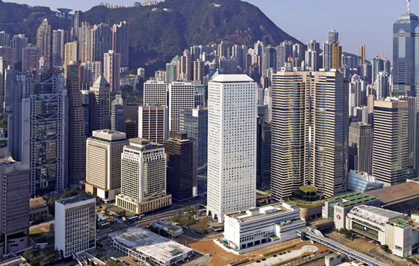 Về cơ bản, tất cả đất đai tại Hong Kong đều thuộc chính quyền. Hàng năm, các lô đất được bán cho các công ty xây dựng theo hình thức đấu thầu. Ảnh: IBtimes.