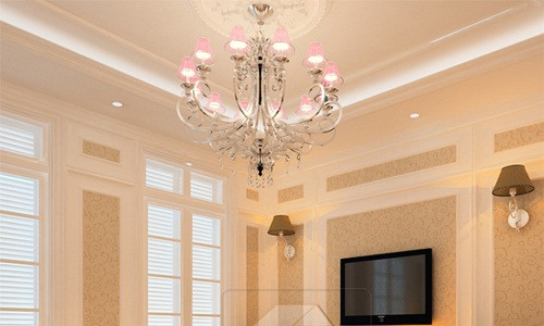 Mang đến nét đẹp cổ điển, sang trọng cho phòng khách là ưu điểm lớn nhất của đèn chùm pha lê. Ảnh: Rovano.