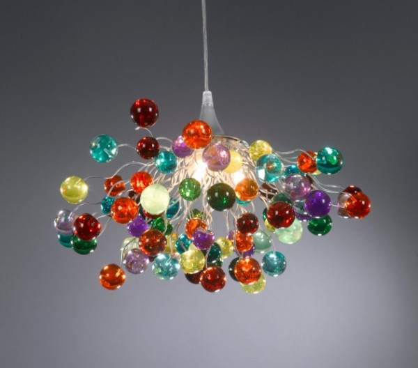Các loại đèn chùm handmade từ nhiều chất liệu như thủy tinh, gỗ, giấy, hoa giả rất bắt mắt và độc đáo. Ảnh: Decorreport.