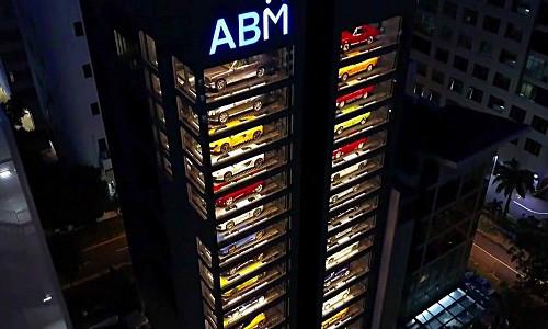 Đặc biệt, tại Singapore, bạn có thể mua được ôtô bằng cách nhấn vào vài nút bấm trên hệ thống máy bán hàng tự động. Ảnh: Youtube.