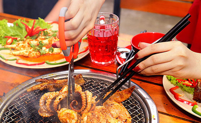 Ngoài ra, bạn có thể mua voucher ăn uống, đặt bàn tiệc mời nàng đi ăn, hay cùng nhau đi xem phim... Những món quà này cũng không khiến bạn tốn quá nhiều chi phí. Ảnh: Internet.