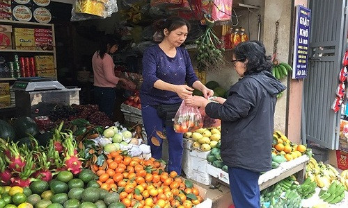 Với quan niệm "Lễ cả năm không bằng rằm tháng Giêng", từ sáng sớm, rất nhiều người Hà Nội đã dậy sớm chuẩn bị mua đồ lễ để cúng rằm tháng Giêng. Đây là rằm đầu tiên của năm mới nên người dân mua sắm nhiều đồ cúng hơn.