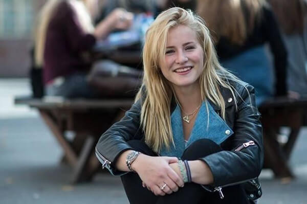Chị gái của Alexandra Andresen - Katharina Andresen năm nay 22 tuổi. Cũng như em gái, Katharina Andresen có tài sản 1,4 tỷ USD. Ảnh: Pinterest.