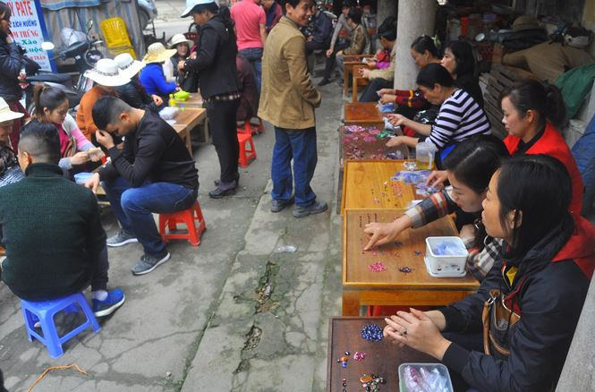 Chợ họp cả tuần nhưng chỉ vài ba tiếng vào buổi sáng và đông vui nhất là vào ngày chủ nhật. Ảnh: Tiền phong.